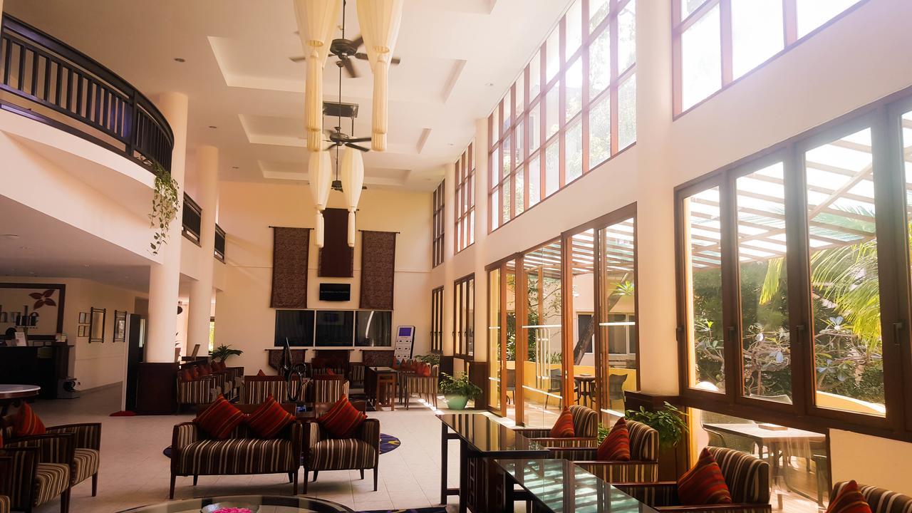 Hulhule Island Hotel Мале Екстериор снимка